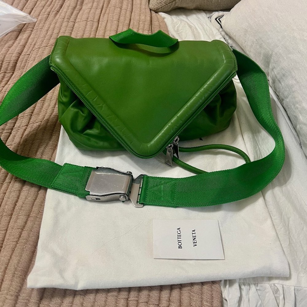 Authentic - Bottega Veneta Beak Belt Bag - Green - LEATHER - Excellent Condition